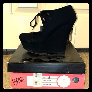 Black wedges